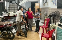 Bí thư Chi bộ 24, Đảng bộ phường Khuê Trung trao đổi với gia đình đã thoát nghèo bền vững.