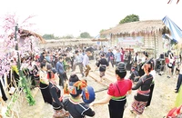 Khách du lịch giao lưu văn nghệ cùng đồng bào dân tộc thiểu số tại Điện Biên.