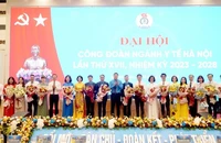 Lãnh đạo Liên đoàn Lao động thành phố Hà Nội, lãnh đạo Sở Y tế Hà Nội tặng hoa chúc mừng Ban Chấp hành Công đoàn ngành y tế Hà Nội, nhiệm kỳ 2023- 2028.