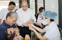 Lãnh đạo Sở Y tế Hà Nội cho trẻ em trong độ tuổi uống vitamin A trên địa bàn quận Hai Bà Trưng