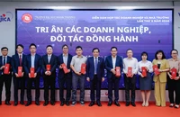 Lãnh đạo Trường đại học Ngoại thương trao tặng Kỷ niệm chương tri ân các doanh nghiệp, đối tác đồng hành.