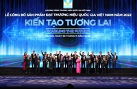 Thủ tướng Phạm Minh Chính chụp ảnh cùng các doanh nghiệp có sản phẩm đạt thương hiệu quốc gia năm 2022. (Ảnh: Vietnam+)