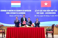 Thủ tướng Chính phủ Phạm Minh Chính và Thủ tướng Xavier Bettel chứng kiến lễ ký các văn kiện hợp tác trong lĩnh vực tài chính.