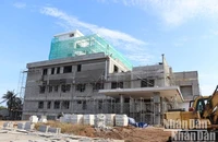 Dù sắp hết thời gian thực hiện nhưng đến thời điểm này dự án Trung tâm y tế quân-dân y kết hợp huyện Lý Sơn mới chỉ thực hiện đạt 52,1% giá trị hợp đồng.