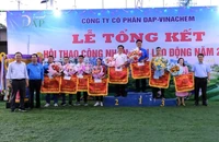 Lãnh đạo Công ty CP DAP - Vinachem trao thưởng cho các đội đoạt giải tập thể của Hội thao