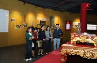 Khách tham quan tại khu trưng bày “Châu bản triều Nguyễn - Di sản tư liệu thế giới” (Trung tâm Lưu trữ quốc gia I). Ảnh: Trung tâm Lưu trữ quốc gia I
