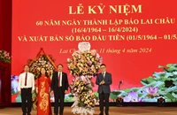 Đồng chí Lê Quốc Minh, Ủy viên Trung ương Đảng, Tổng Biên tập Báo Nhân Dân, Phó Trưởng Ban Tuyên giáo Trung ương, Chủ tịch Hội Nhà báo Việt Nam tặng hoa chúc mừng Báo Lai Châu.