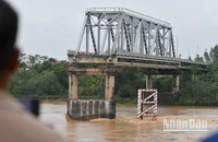 Cầu Phong Châu sau khi bị sập. Ảnh: THÀNH ĐẠT