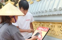 Du khách trải nghiệm tương tác với dự án "Yêu lắm Việt Nam" tại Đền Lảnh Giang.