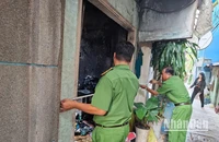 Lực lượng Công an vào khám nghiệm hiện trường.