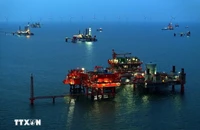 Giàn khoan dầu ở giếng dầu Shengli, thành phố Đông Dinh, tỉnh Sơn Đông (Trung Quốc). (Ảnh: THX/TTXVN)