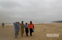 Thuyền viên đầu trên trên tàu bị nạn đã được cứu vào bờ an toàn. Ảnh: Hương Giang