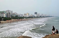 Du khách tắm biển Sầm Sơn.