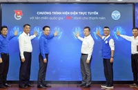 Thứ trưởng Thông tin và Truyền thông Nguyễn Thanh Lâm, Bí thư Trung ương Đoàn Nguyễn Tường Lâm (lần lượt thứ 3 và 4 từ phải sang) cùng đại diện các đơn vị liên quan thực hiện nghi thức phát động Chương trình hiện diện trực tuyến với tên miền quốc gia “.vn” dành cho thanh niên.