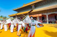 Biểu diễn lễ nhạc tại sân Đại Thành Điện.