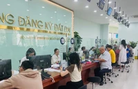 Thành phố Hồ Chí Minh tinh gọn bộ máy để phục vụ người dân tốt hơn. Ảnh chụp tại Văn phòng đăng ký đất đai thành phố Thủ Đức. (Ảnh: Tùng Quang)