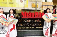 Độc giả đón nhận phụ san đặc biệt tuyên truyền Lễ kỷ niệm 50 năm Ngày Giải phóng miền nam, thống nhất đất nước của Báo Nhân Dân.