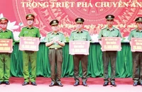 Thừa ủy quyền Bộ Công an, lãnh đạo Công an tỉnh Bình Phước trao thưởng đột xuất, tặng các đơn vị thuộc Công an tỉnh.