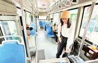 Sử dụng thẻ thanh toán liên thông trên các phương tiện giao thông công cộng là xu hướng quản lý giao thông đô thị thông minh.