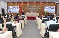 Đại biểu hai tỉnh Lào Cai và Yên Bái cùng tham gia biểu quyết thông qua Nghị quyết hợp nhất hai tỉnh.