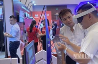 Người dân Thành phố Hồ Chí Minh tham quan Triển lãm công nghệ tại Tuần lễ Chuyển đổi số Thành phố Hồ Chí Minh năm 2023.
