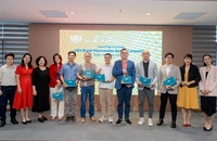 Các đại biểu chụp ảnh lưu niệm tại lễ khởi động cuộc thi.