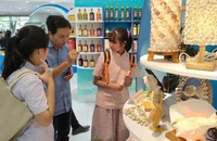 Các đại biểu tham quan gian hàng trưng bày sản phẩm OCOP, sản phẩm đặc trưng tỉnh Bà Rịa-Vũng Tàu.