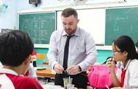 Giờ thực hành môn khoa học của học sinh Thành phố Hồ Chí Minh theo học Chương trình tiếng Anh tích hợp