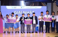 Bà Nguyễn Thị Huyền Trang, Tổng Giám đốc KDI Education (ngoài cùng bên trái) trao giải cho các đội thi xuất sắc nhất của khu vực phía nam.