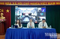 Phó Giáo sư, Tiến sĩ Vũ Tuấn Hưng, Phó viện trưởng Phụ trách Viện Khoa học Xã hội vùng Nam Bộ (giữa) chủ trì tọa đàm.