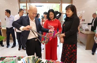 Các đại biểu tham quan các sản phẩm đặc trưng của vùng đồng bào dân tộc thiểu số và miền núi tỉnh Cao Bằng
