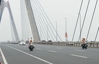 Cảnh sát giao thông dẫn đoàn khách quốc tế qua cầu Nhật Tân. (Ảnh: Cục Cảnh sát Giao thông)