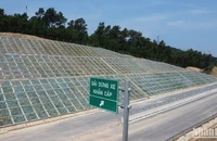 Một đoạn trên tuyến cao tốc Bùng-Vạn Ninh thuộc dự án thành phần cao tốc bắc-nam là 1 trong những tuyến cao tốc được thông xe đưa vào sử dụng nhân kỷ niệm 50 năm Ngày Giải phóng miền nam. (Ảnh: KIM CƯƠNG)
