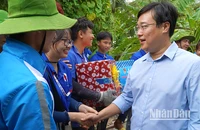 Bí thư Tỉnh ủy Đồng Tháp Lê Quốc Phong thăm hỏi sinh viên tham gia Chiến dịch tình nguyện Mùa hè xanh tại huyện Thanh Bình.