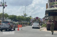 Rạp nằm giữa đoạn đường, chặn kín khiến người dân không còn lối đi lại trên đoạn đường này. Ảnh: HỮU NGHĨA