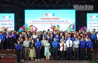 Đại biểu và các bạn đoàn viên, thanh niên chụp ảnh lưu niệm.