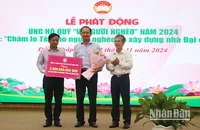Công ty Trách nhiệm hữu hạn Một thành viên Xổ số kiến thiết Đồng Tháp trao bảng tượng trưng tiền ủng hộ “Quỹ vì người nghèo” tỉnh Đồng Tháp.