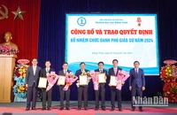 Trao quyết định bổ nhiệm chức danh Phó giáo sư năm 2024. (Ảnh: HỮU NGHĨA)