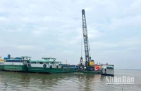 Khởi công khai thác cát. (Ảnh: HỮU NGHĨA)