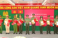 Đại tá Nguyễn Văn Hiểu, Giám đốc Công an tỉnh Đồng Tháp trao quyết định nghỉ công tác chờ hưu đối với các đồng chí lãnh đạo công an cấp phòng và cấp huyện. (Ảnh: TẤN ĐẠT)