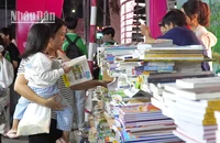 Một cháu bé đi cùng mẹ tại Ngày sách và văn hóa đọc tỉnh Đồng Tháp. (Ảnh: HỮU NGHĨA)