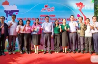 Các đại biểu tham dự lễ vui mừng “Đưa đàn Sếu trở về”. (Ảnh: Ban tổ chức cung cấp)