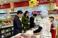 Đoàn kiểm tra liên ngành an toàn thực phẩm của thành phố Hà Nội kiểm tra một siêu thị trên địa bàn quận Tây Hồ. (Ảnh: THU TRANG)