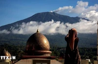 Tro bụi phun lên từ núi lửa Marapi ở Padang Panjang, Tây Sumatra, Indonesia. (Ảnh: THX/TTXVN)