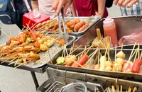 Thức ăn đường phố tiềm ẩn nguy cơ mất an toàn vệ sinh thực phẩm. (Ảnh: ĐỖ THOA)