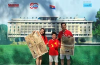 Nhiều gia đình đưa con đến để tìm hiểu ý nghĩa của ngày 30/4 tại khuôn viên Báo Nhân Dân, ngày 2/5. (Ảnh: ĐỖ THOA)
