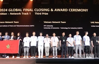 Hai sinh viên Việt Nam (thứ 7 và 8 từ trái sang) nhận giải Ba cuộc thi.