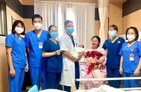 Bệnh viện sản nhi Phú Thọ thăm hỏi em bé thứ 200 ra đời bằng phương pháp thụ tinh trong ống nghiệm.