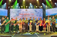 Ban tổ chức tặng hoa các tác giả, nhạc sĩ, biên đạo trong và ngoài Công an nhân dân tham gia trại sáng tác.