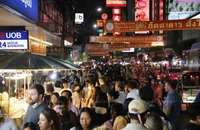 Du khách quốc tế tại khu phố Yaowarat ở thủ đô Bangkok, Thái Lan. (Ảnh: Bưu điện Bangkok)